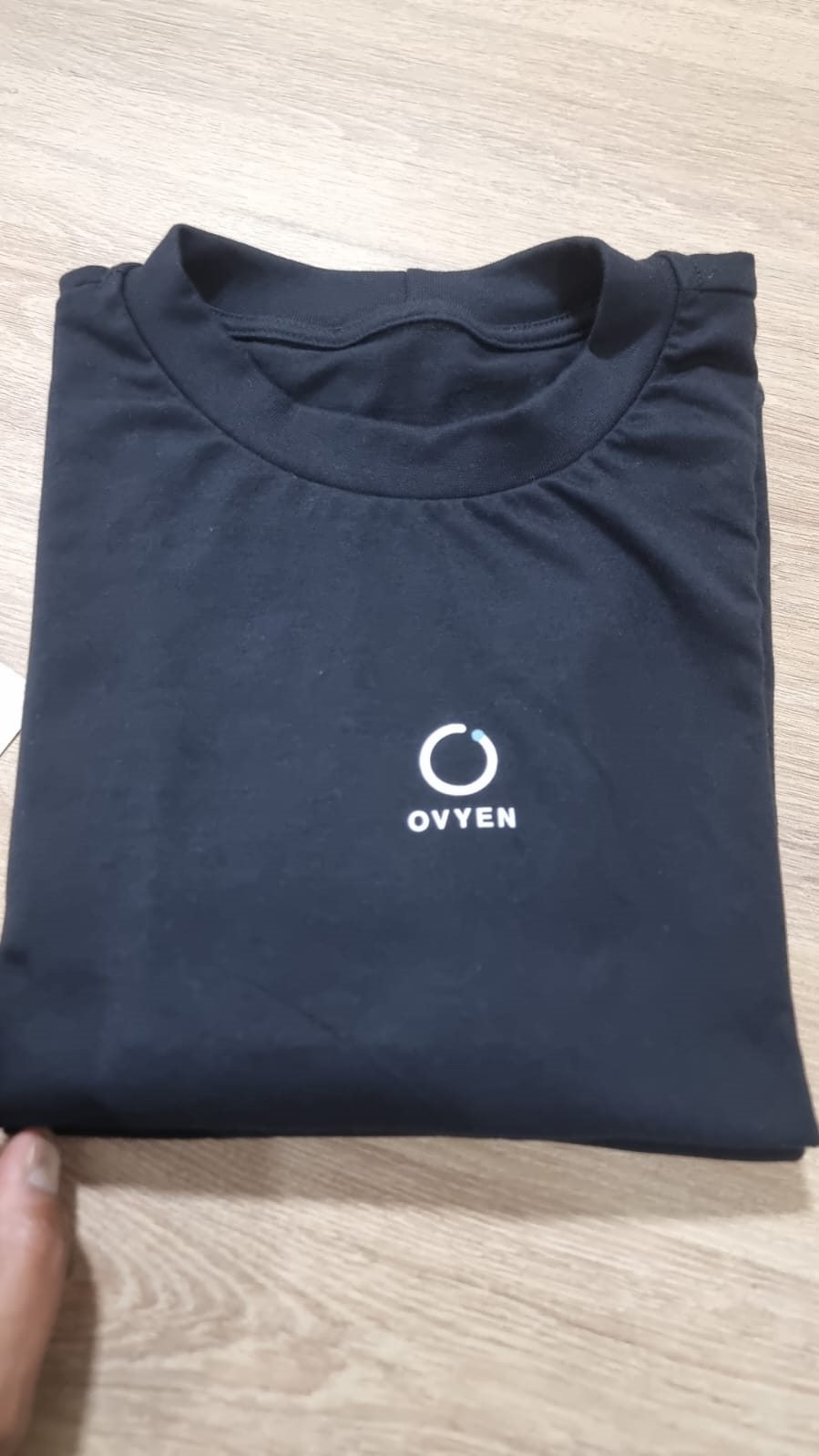 Camiseta OVYEN Essential preta com o símbolo no peito