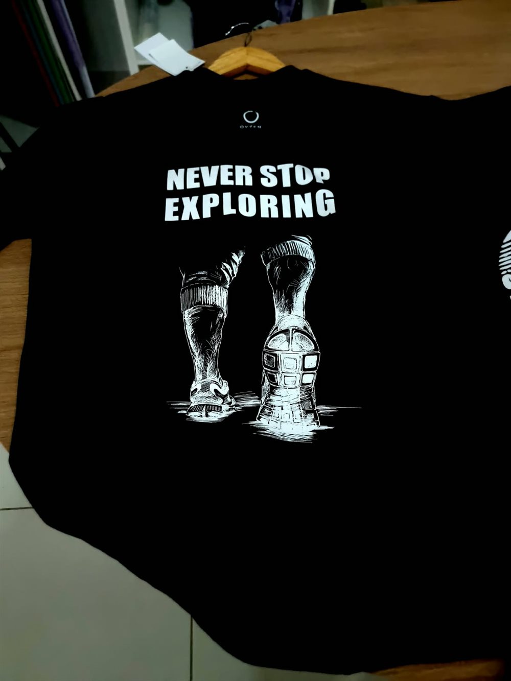 Camiseta oversize OVYEN Never Stop Exploring preta